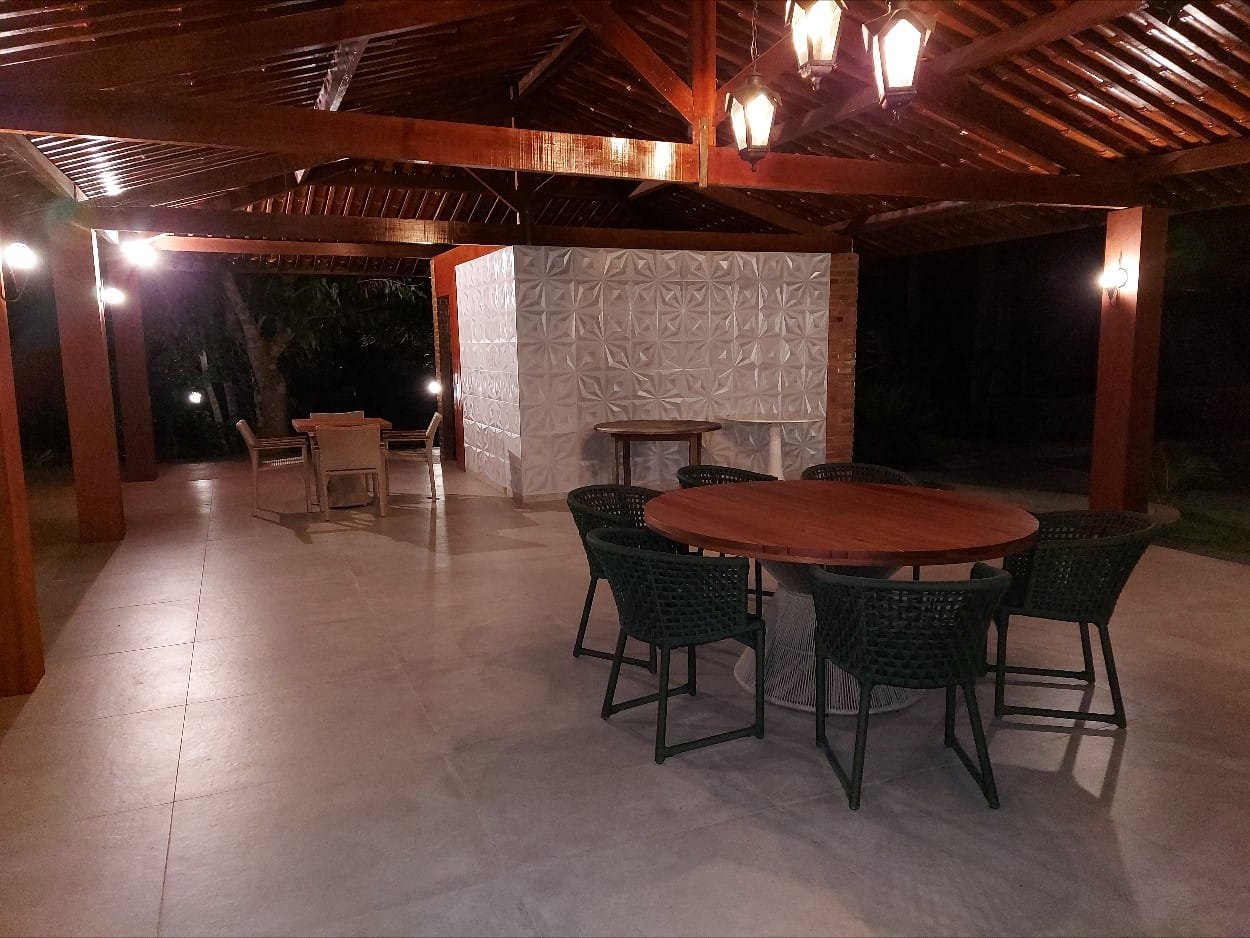 Mesa do salão de festa com sauna ao fundo